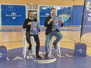 Carlos Cabezas en la presentación del Campus CC10 en el Pabellón Carlos Cabezas, Marbella junto al consejal de deportes de Marbella