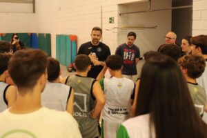 Carlos Cabezas dando una charla a los niños y niñas de Mijas, Málaga.